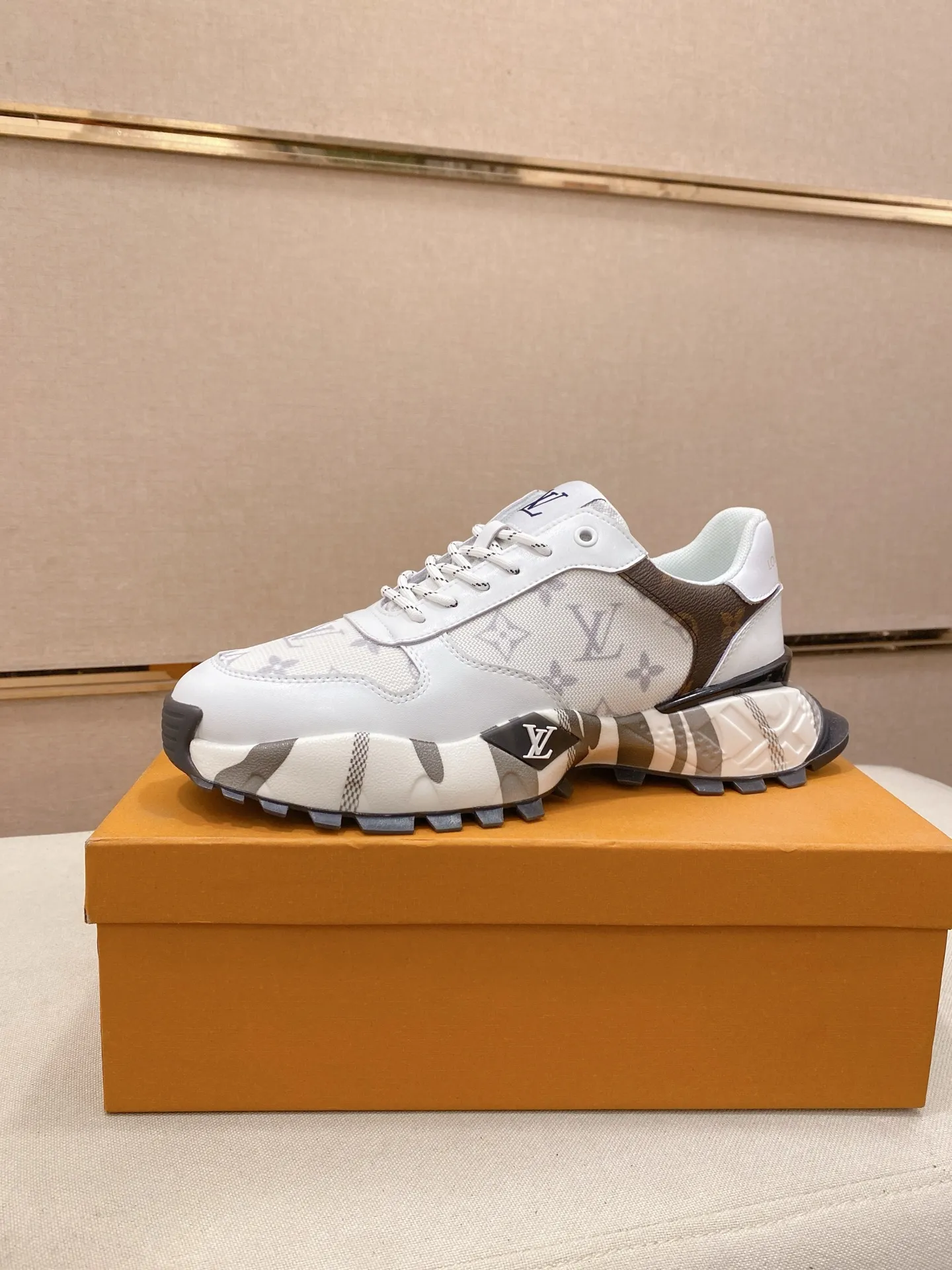 Men's shoes💰:442💰🇮🇹🇮🇹LV Louis Vuitton. The latest fashionable casual shoes are popular in physical stores. New spring and summer comfortable imported custom original cowhide, unique jacquard fabric element design. With sheepskin lining, Lv original bottom, [sun][sun] high-end packaging and high quality💪Details determine the quality, you can enter and exit the counter at will, welcome to compare🇮🇹Size 38-44